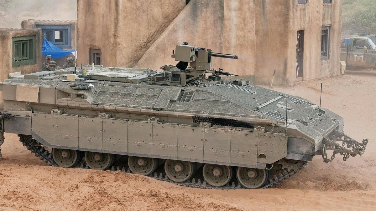 So với xe tăng Merkava IV, thậm chí hệ thống giáp của Namer còn dày hơn và bảo vệ kíp chiến đấu cũng như binh lính trong xe tốt hơn. Theo quảng cáo của quân đội Israel, đây là loại xe thiết giáp chở quân có giáp tốt nhất hiện nay. Nguồn ảnh: Pinterest.