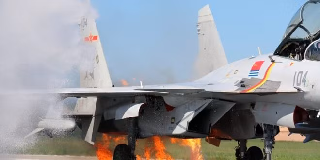 Nếu vụ va chạm đủ mạnh, các mảnh vỡ của cánh quạt bên trong động cơ sẽ văng tứ tung trong khoang động cơ, phá hỏng toàn bộ những gì chưa kịp hỏng và gây ra rung lắc mạnh, khiến toàn bộ phần khung máy bay bị biến dạng. Thậm chí mảnh vỡ từ cánh bên trong động cơ còn có thể chọc thủng vỏ máy bay khi bị hất văng ra ngoài. Nguồn ảnh: Chinanews.