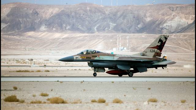 Trong khi đó, báo giới Syria cũng thừa nhận, một vài tên lửa của Israel đã vượt qua được lớp phòng thủ và tấn công vào hệ thống radar và kho đạn dược của Syria. Nguồn ảnh: BI.