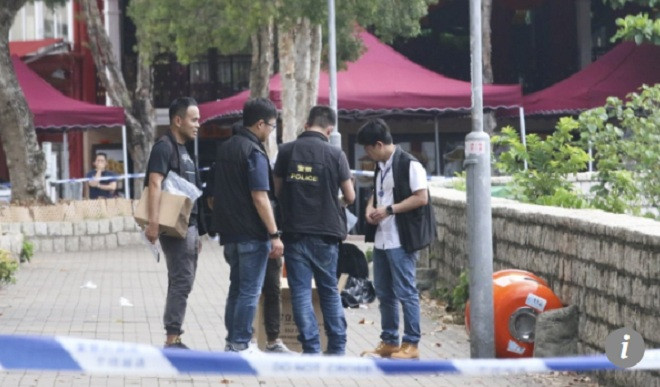 Các nhà điều tra Hong Kong thu thập bằng chứng. Các nhà điều tra Hong Kong thu thập bằng chứng.