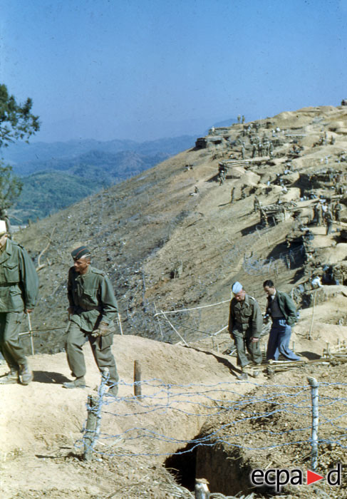 Nhiều cứ điểm được tổ chức lại thành một cụm cứ điểm, gọi là "trung tâm đề kháng". Mỗi trung tâm đề kháng có lực lượng cơ động riêng, hỏa lực riêng cùng hệ thống giao thông hào được xây dựng rất công phu. Nguồn ảnh: ECPA.