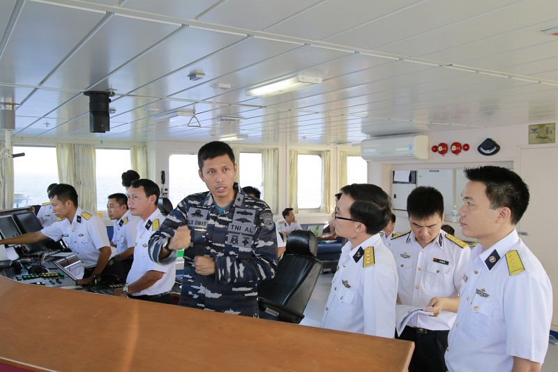 Sĩ quan liên lạc của Hải quân Indonesia cùng kíp chỉ huy điều khiển Tàu 561 tham gia diễn tập trên biển