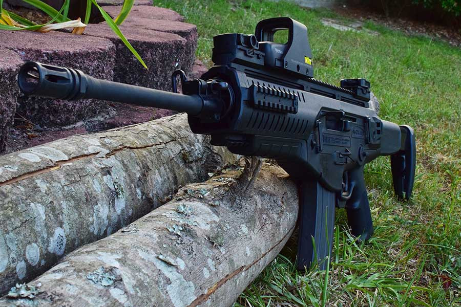 Súng được trang bị tổng cộng tới 4 rãnh kỹ thuật, cho phép nó mang theo được nhiều thiết bị phụ trợ gắn ngoài khác nhau. Trong đó có hệ thống kính ngắm, đèn chỉ thị laser, báng cầm tay, đèn pin,... Nguồn ảnh: Military.