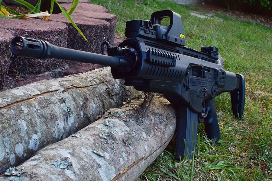 Súng được trang bị tổng cộng tới 4 rãnh kỹ thuật, cho phép nó mang theo được nhiều thiết bị phụ trợ gắn ngoài khác nhau. Trong đó có hệ thống kính ngắm, đèn chỉ thị laser, báng cầm tay, đèn pin,... Nguồn ảnh: Military.