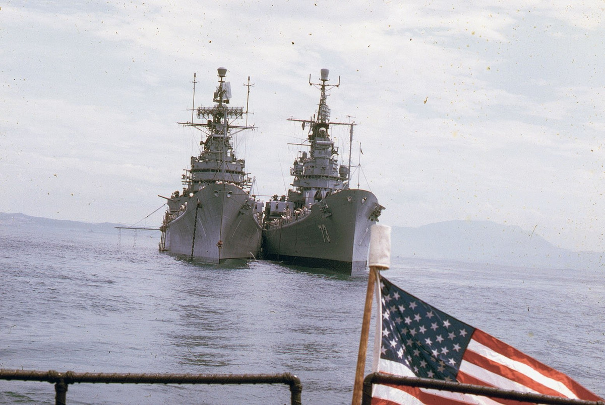 Chiến dịch "Giờ đi chợ" của Hải quân Mỹ còn bao gồm luôn cả các hoạt động đánh phá một vài khu vực ven biển phía Bắc Vĩ tuyến 17. Các hoạt động này lại chủ yếu được thực hiện bởi lực lượng hải quân và người nhái của quân đội ngụy Sài Gòn. Nguồn ảnh: Usnavy.