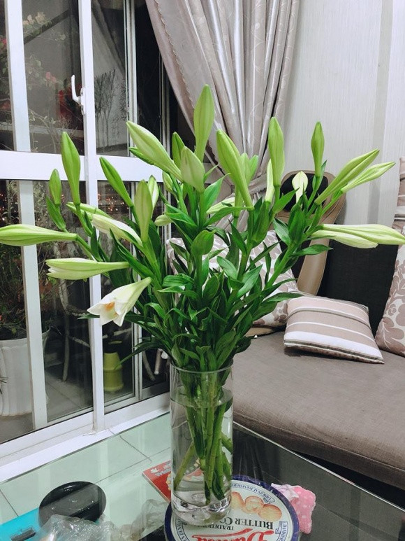 Trong phòng khách của Hải Yến luôn có một lọ hoa tươi.