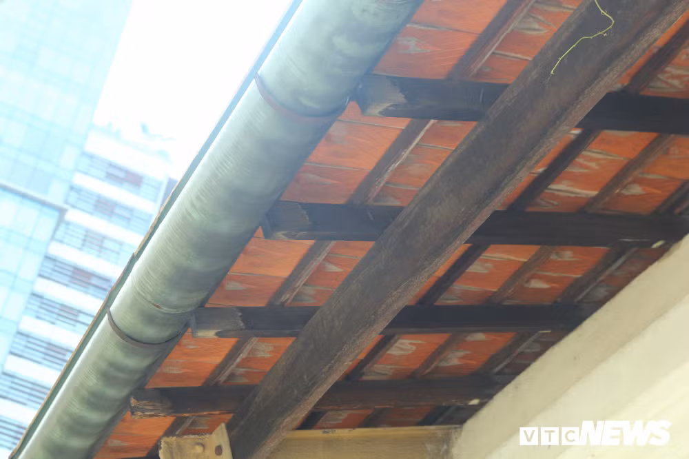 Mái được làm bằng gỗ theo phong cách thời xưa.