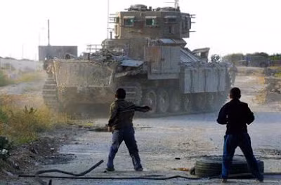 Dù chỉ là xe chiến đấu bộ binh, Nagmachon cũng có trọng lượng cực kỳ nặng, lên tới 52 tấn, dài hơn 7.4 mét và cao gần 4 mét. Trọng lượng của cỗ chiến đấu bộ binh này thậm chí còn nặng hơn cả nhiều loại xe tăng chủ lực chiến trường hiện nay. Nguồn ảnh: Military.