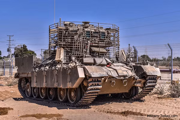 Được thiết kế dựa trên phiên bản xe tăng Centurion Sho't do Israel cải tiến từ những thập niên 70, 80 của thế kỷ trước, xe chiến đấu bộ binh Nagmachon có phần thượng tầng rất "kỳ dị" khi được xây cao và có giáp lồng bọc xung quanh. Nguồn ảnh: Militarytoday.