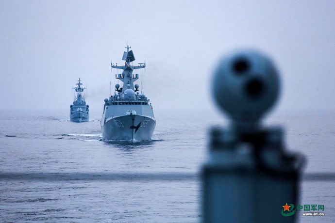 Hai khu trục hạm lớp Type 054A của Hải quân Trung Quốc. Ảnh chụp từ Khinh hạm Nghi Xương. Nguồn ảnh: China81.