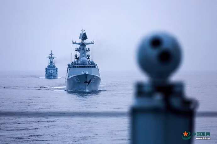 Hai khu trục hạm lớp Type 054A của Hải quân Trung Quốc. Ảnh chụp từ Khinh hạm Nghi Xương. Nguồn ảnh: China81.