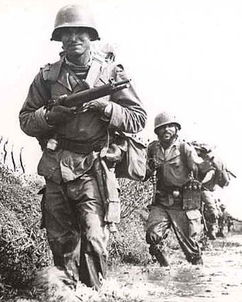 Ra đời vào năm 1935 khi mà nhiều cường quốc trên thế giới đang tập trung nghiên cứu loại súng trường bán tự động để khắc phục điểm yếu bắn chậm của các loại súng trường lên đạn bằng khóa nòng, ít ai có thể tưởng tượng được khẩu súng trường MAS 36 của Pháp nằm được trong biên chế của quân đội này tới tận năm 1978, nghĩa là sau cả khi Chiến tranh Việt Nam kết thúc. Nguồn ảnh: Pinterest.