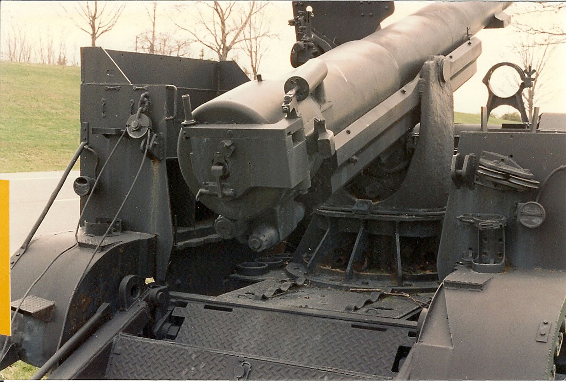 Vậy nên ban đầu, những khẩu M12 ra đời chỉ để huấn luyện cho lục quân, nhưng lục quân Mỹ lại tới tận mùa hè năm 1944 mới tham chiến ở châu Âu. Khi này, quân đội Mỹ cũng không sử dụng hỏa lực pháo binh nhiều mà thường sử dụng hỏa lực của không quân và các loại pháo tự hành cỡ nòng chỉ 105mm để tiện cho việc cơ động. Nguồn ảnh: Jeck.