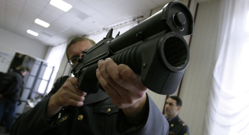 Hiện tại trên thế giới đang có năm nước sử dụng loại súng phóng lựu GM-94 này, trong đó bao gồm Nga, Mông Cổ, Ukraine, Kazakhstan và Libya. Ảnh: Cận cảnh nòng súng GM-94 (phía dưới) và khay dự trữ đạn bị bịt kín (phía trên). Nguồn ảnh: Pinterest.