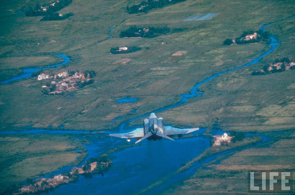 F-4 Phantom II của Không quân Mỹ chiến đấu tại miền Nam Việt Nam. Đây cũng là loại máy bay bị bắn hạ nhiều nhất trên chiến trường Việt Nam với hơn 400 chiếc bị tiêu diệt. Nguồn ảnh: Life.