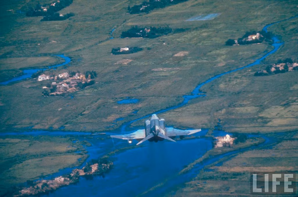 F-4 Phantom II của Không quân Mỹ chiến đấu tại miền Nam Việt Nam. Đây cũng là loại máy bay bị bắn hạ nhiều nhất trên chiến trường Việt Nam với hơn 400 chiếc bị tiêu diệt. Nguồn ảnh: Life.