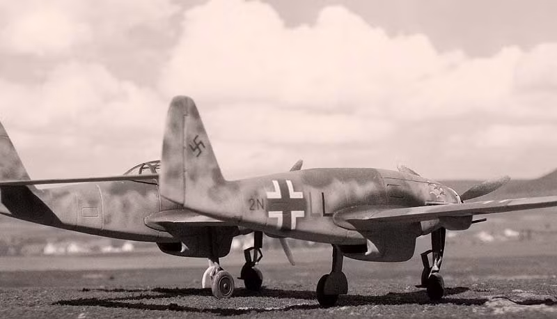 Đức quốc xã cũng không đứng ngoài cuộc đua tiêm kích hai thân trong Chiến tranh Thế giới thứ 2. Cụ thể là phiên bản Messerschmitt Me 609, loại máy bay hai thân được ghép lại từ hai chiếc Me 309. Nguồn ảnh: Aviation.
