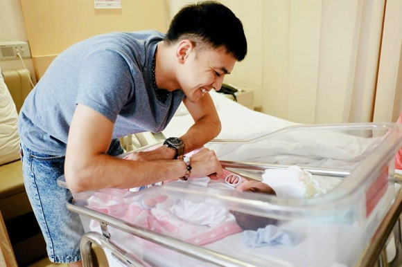 Văn Anh xứng đáng là "ông bố bỉm sữa" mẫu mực khi rất khéo chiều vợ, chăm con.