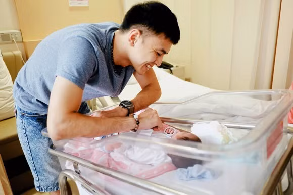 Văn Anh xứng đáng là "ông bố bỉm sữa" mẫu mực khi rất khéo chiều vợ, chăm con.