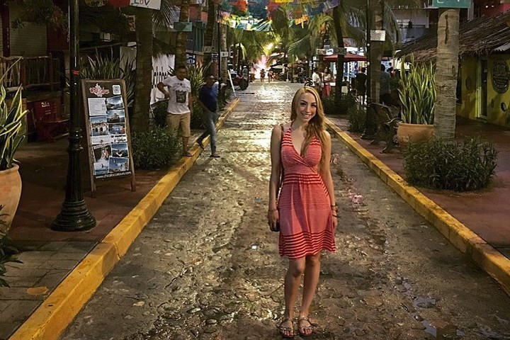 Theo Alejandra, cô đã bị tình yêu với những chiếc máy bay chinh phục hoàn toàn. Ảnh: Instagram.