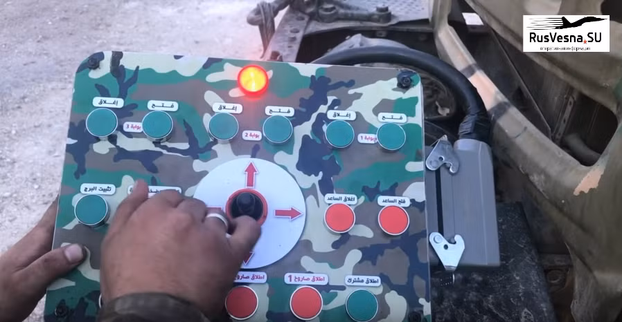 Cận cảnh hệ thống điều khiển của pháo phản lực phóng loạt Golan - 1000 do Syria tự nghiên cứu và sản xuất dựa trên khung gầm của xe tăng T-72. Nguồn ảnh: RusVesna.