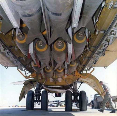 Để có thể mang được tối đa khoảng 30 tấn bom, B-52 phải chất đầy bom trong bụng và cả ở dưới hai cánh. Nguồn ảnh: Flickr.