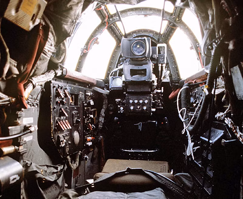 Mỗi Pháo đài bay B-52 trong Chiến tranh Việt Nam có biên chế phi hành đoàn đầy đủ bao gồm 6 người, Trong đó bao gồm hai phi công, sĩ quan radar/ném bom, hoa tiêu/dẫn đường, sĩ quan tác chiến điện tử và một xạ thủ đuôi. Sau khi Chiến tranh Việt Nam kết thúc, vụ trí xạ thủ đuôi đã bị bỏ, rút biên chế xuống còn 5 người. Nguồn ảnh: Flickr.