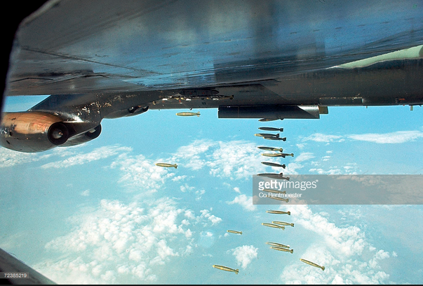 Mỗi máy bay B-52 có thể mang tới 30 tấn bom và trong Chiến tranh Việt Nam, Mỹ đã từng ảo tưởng rằng với hàng trăm máy bay B-52, chúng có thể đưa miền Bắc về thời kỳ đồ đá. Nguồn ảnh: Getty.