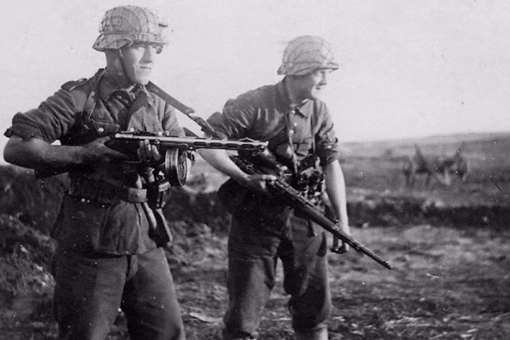 Lính phát xít Đức rất khoái sử dụng tiểu liên PPSh-41 của Liên Xô vì súng này dễ dùng và có độ tin cậy cao.