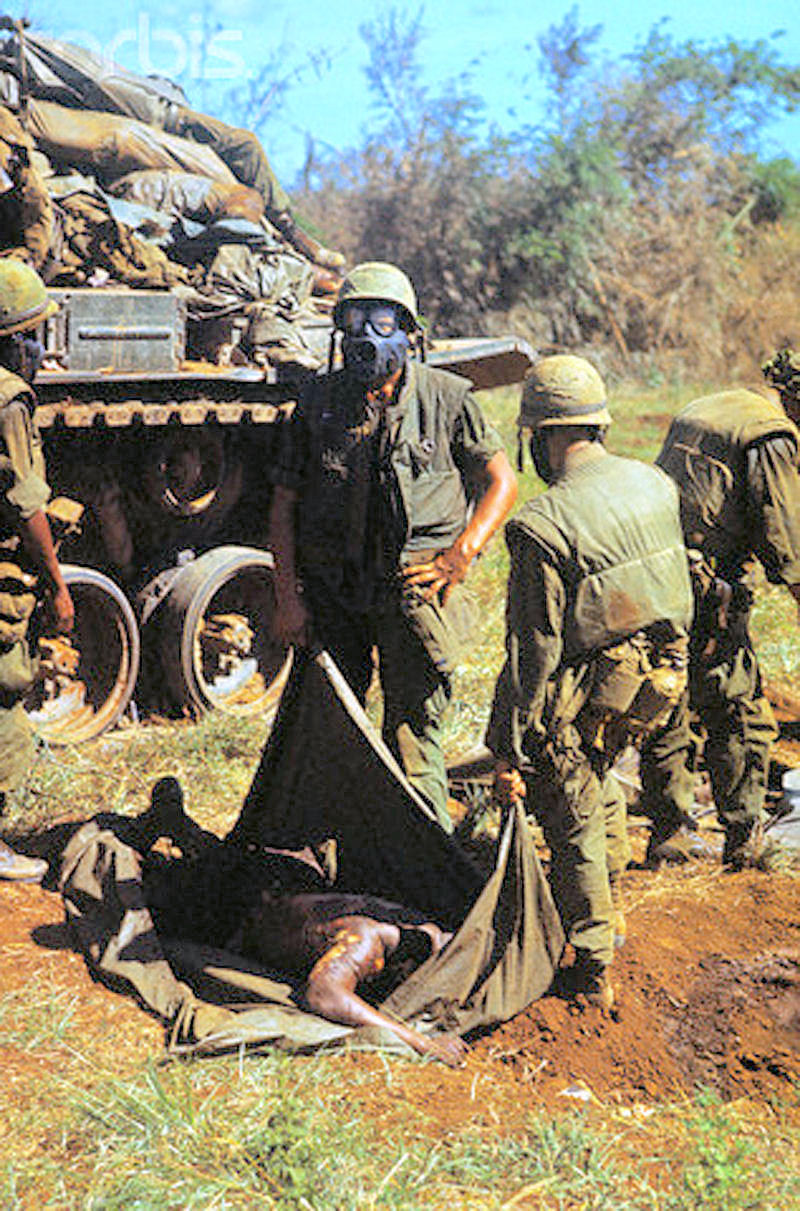 Nhận thấy lực lượng địch quá mạnh, quân số áp đảo và có hỏa lực yểm trợ cực kỳ mạnh, phía ta đã chủ động tránh đối đầu trục diện với địch để bảo toàn lực lượng. Nguồn ảnh: Flickr.