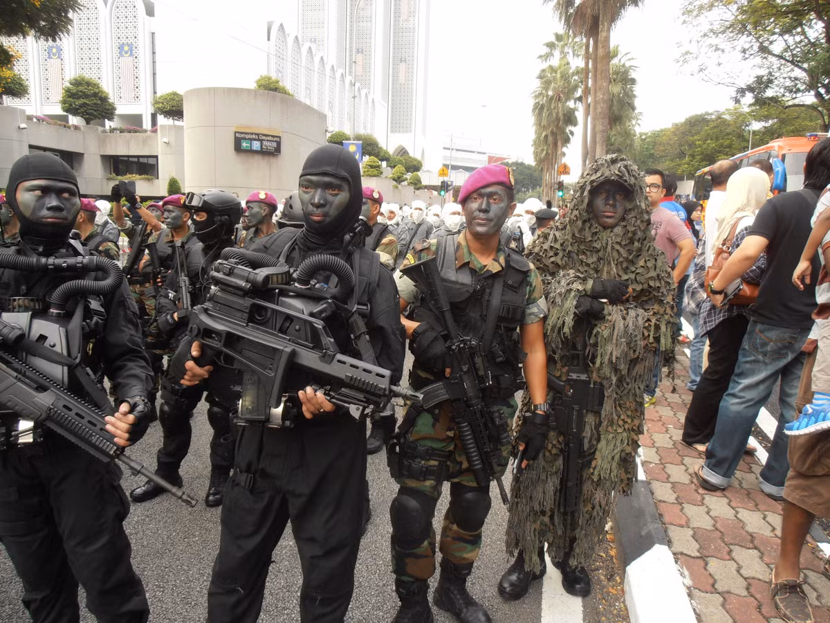 Với phiên bản súng trường tấn công, khẩu XM8 có trọng lượng khá nhẹ, chỉ 3,4 kg và dài 838 mm, trong đó chiều dài nòng súng là 318 mm. Nguồn ảnh: PASKAL.