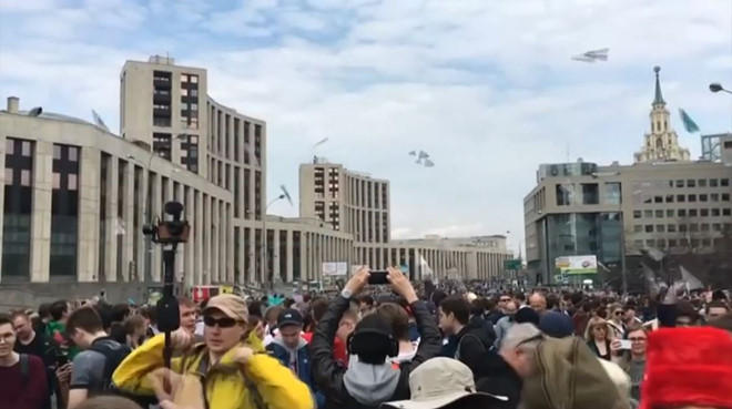 Người dùng biểu tình tại Nga phản đối chính quyền cấm ứng dụng Telegram. Ảnh: The New York Times