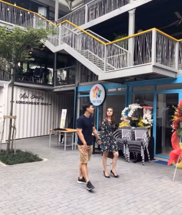 Cả hai bị bắt gặp khi đang tay trong tay dạo phố