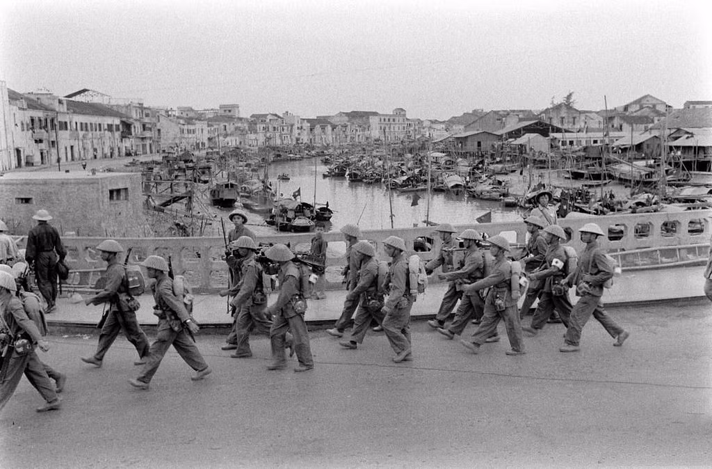 Các đơn vị vũ trang của ta qua cầu Hạ Lý, tiến vào trung tâm thành phố, phía xa là bến tàu Tam Bạc trên sông Tam Bạc. Tại mỗi chốt quan trọng như ngã tư đường hay các đầu cầu, quân giải phóng đều cắt cử người canh gác. Nguồn ảnh: Flickr.