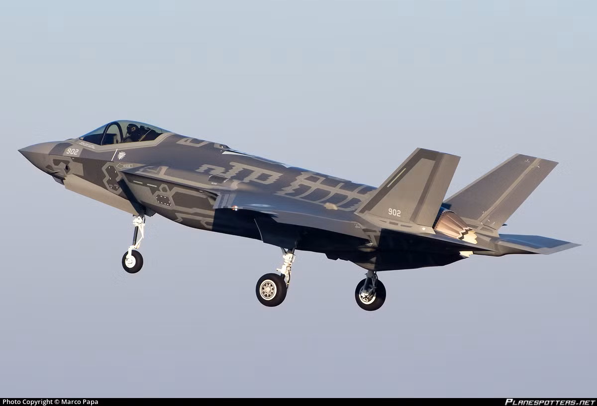 Vậy nên, hệ thống phản xạ radar là một trong những hệ thống quan trọng, giúp những máy bay tàng hình có khả năng lộ diện một cách chủ động theo sự điều khiển của phi công, giúp nó xuất hiện được trên màn hình radar của "quân ta", tránh những tai nạn trên không không đáng có hoặc bay lạc đường. Nguồn ảnh: Marco.