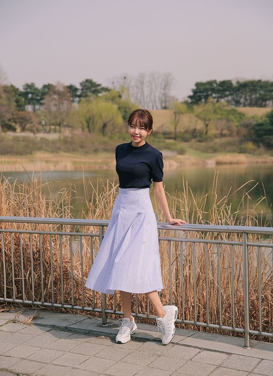 Áo dây mix cùng chân váy đen ngắn cùng với sandals tạo nên một vẻ ngoài thanh lịch