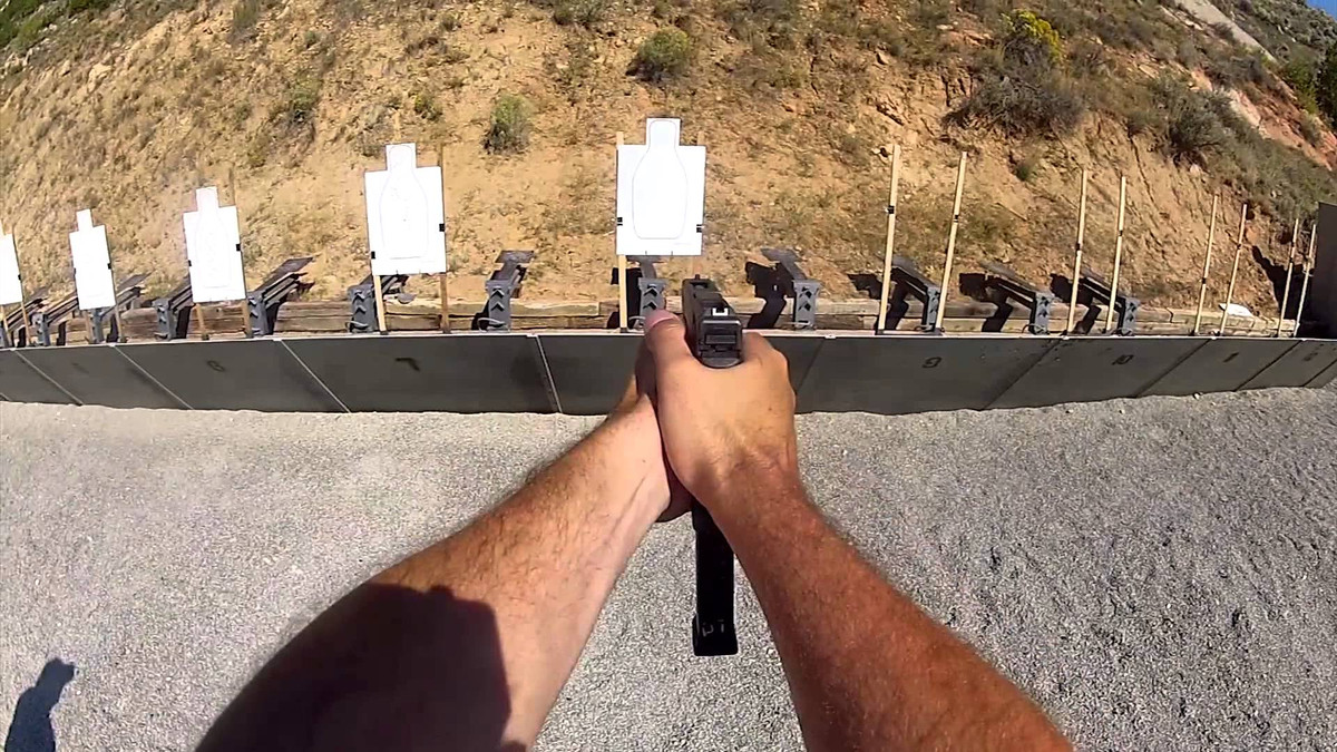 Được thiết kế với mục đích hướng tới sự ổn định cao khi sử dụng, súng ngắn Glock 18 có số lượng chi tiết cực kỳ ít, khẩu súng này có thể được tháo lắp một cách đơn giản chỉ trong một phút đồng hồ. Tuy nhiên, nhược điểm là khi tháo lắp vẫn cần một thiết bị nhỏ hoặc một viên đạn để tháo rời hoàn toàn được các chốt của khẩu súng. Nguồn ảnh: Tube.