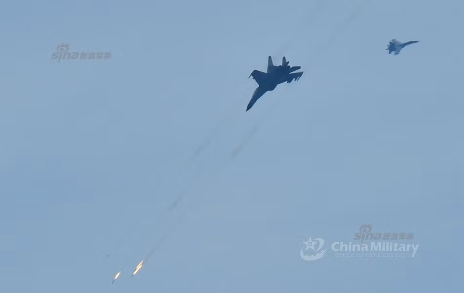 Khác biệt gần như hoàn toàn so với phiên bản J-11A được Trung Quốc phát triển từ bản Su-27SK, chiến đấu cơ J-11BH là phiên bản chiến đấu cơ hai ghế ngồi được phát triển từ "người tiền nhiệm" J-11B. Trong ảnh là chiến đấu cơ J-11BH Trung Quốc phóng rocket diễn tập bắn đạt thật trên không. Nguồn ảnh: Chinamilitary.