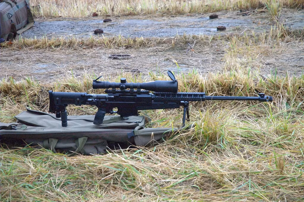 Độ chính xác của khẩu súng này cũng là điều không phải bàn cãi khi nó có thể đạt tỷ lệ trúng đích tới 99% ở khoảng cách 800 mét trở lại. Hiện tại, khẩu Brugger &amp; Thomet APR đang được sử dụng trong biên chế của quân đội Chile, Georgia, Kosovo, Luxembourg, Singapore, Hàn Quốc và nhiều quốc gia khác. Nguồn ảnh: Wiki.