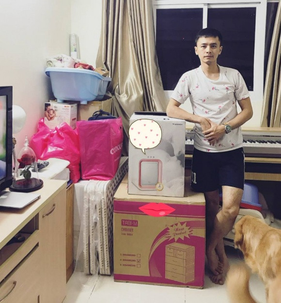 Nam diễn viên hào hứng sắm đồ cho con.