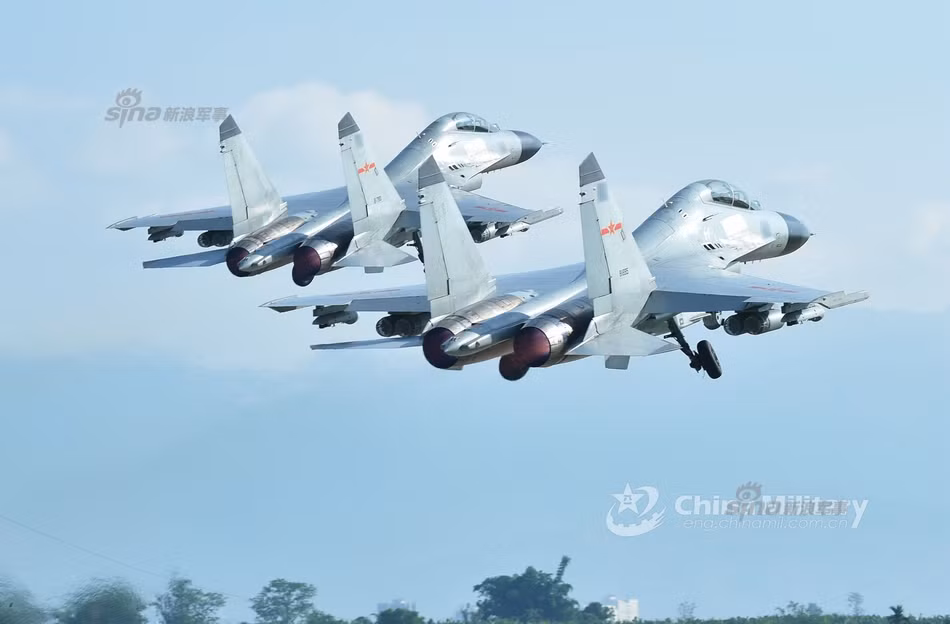 Biến thể J-11BH là phiên bản dành riêng cho Hải quân Trung Quốc, lần đầu tiên được lộ diện từ năm 2010. Phiên bản này cũng sử dụng động cơ WS-10A do Trung Quốc chế tạo. Nguồn ảnh: Chinamilitary.