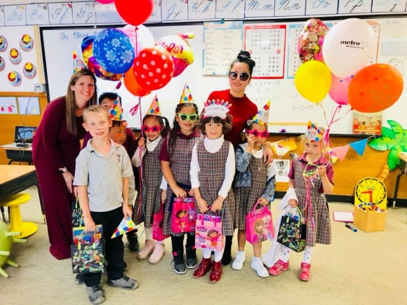 Bé Nguyệt Cát đã có một sinh nhật đáng nhớ bên mẹ, thầy cô và bạn bè.