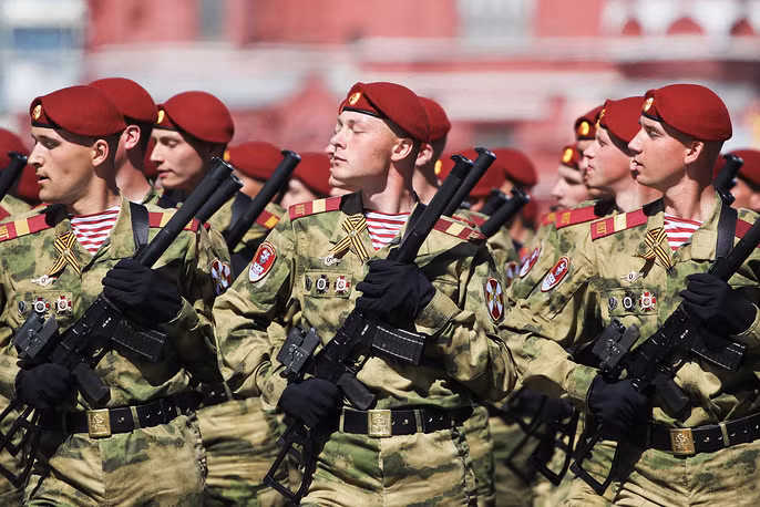 Những lực lượng bộ binh đầu tiên tiến qua Quảng Trường Đỏ, trong ảnh là đội hình của quân cảnh Nga lần đầu tiên tham gia duyệt binh trên tay họ là súng bắn tỉa VSS. Được biết, Quân cảnh Nga có vai trò đặc biệt trong việc duy trì an ninh ở các khu vực mới được giải phóng ở Syria. Nguồn ảnh: TASS.
