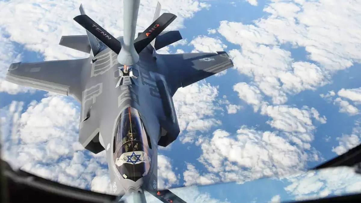 Cũng trong vụ tấn công mà Israel tiến hành vào Syria này, nhiều nguồn tin cho rằng phía Nga đã phát hiện ra việc chiến đấu cơ F-35I của Israel ngay từ khi nó cất cánh. Thậm chí, nhiều chuyên gia quân sự còn cho rằng F-35 sẽ sớm bị Nga bắt bài sau khi phía Nga thu thập được đủ những sóng dữ liệu cụ thể của loại máy bay này khi nó hoạt động - giống như cách mà họ đã từng làm với F-22. Nguồn ảnh: BI.