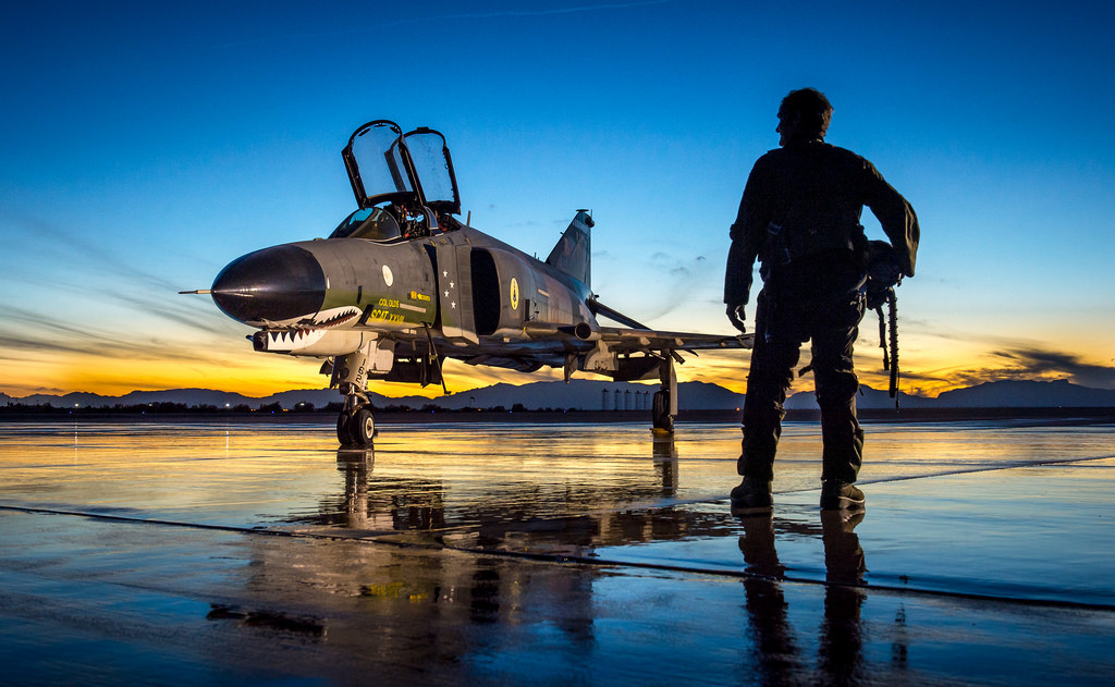 Tài liệu của Mỹ nhận định: phi công Việt Nam có ít kinh nghiệm bay hơn phi công Mỹ, thậm chí họ còn đánh giá MiG-21 dưới cơ F-4E trong những trận không chiến trên không. Và điều dẫn tới việc MiG-21 thắng đậm trong trận không chiến ngày 27/6/1972 là do đội hình máy bay Mỹ bị phá vỡ khi cố tránh tên lửa phòng không của ta sau khi một chiếc F-4 bị bắn hạ. Nguồn ảnh: History.