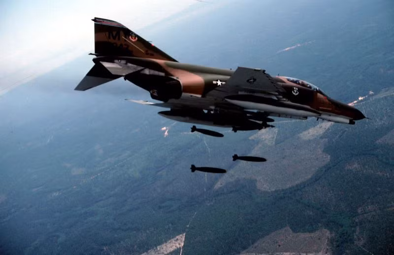 Phía Mỹ không có tài liệu nào chi tiết liên quan đến trận không chiến diễn ra vào ngày này (hoặc có nhưng không công bố). Theo các tài liệu của ta, tham gia trận chiến này phía Việt Nam có các biên đội trực chiến là Bùi Đức Nhu - Hạ Vĩnh Thành, Nguyễn Đức Soát - Ngô Duy Thư thuộc Trung đoàn 927 và biên đội hai chiếc do phi công Phạm Phú Thái - Bùi Thanh Liêm thuộc Trung đoàn 921 trực chiến. Nguồn ảnh: USAF.