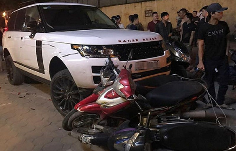 Sau khi trộm chiếc Range Rover, Linh gây ra một loạt tai nạn khác