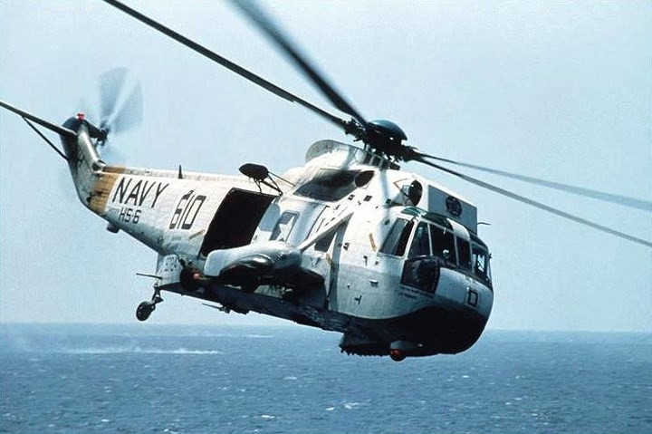 SH-3 Sea King là dòng trực thăng chống ngầm kiêm vận tải chủ lực của Hải quân Mỹ trong thời kỳ Chiến tranh Lạnh. Loại máy bay này được trang bị đầy đủ cảm biến và vũ khí cho nhiệm vụ chống ngầm. Dù SH-3 Sea King mới ngừng hoạt động trong hải quân Mỹ nhưng các phiên bản khác nhau của trực thăng săn ngầm này vẫn đang phục vụ ở một số nước trên thế giới. Ảnh: theworldwars.