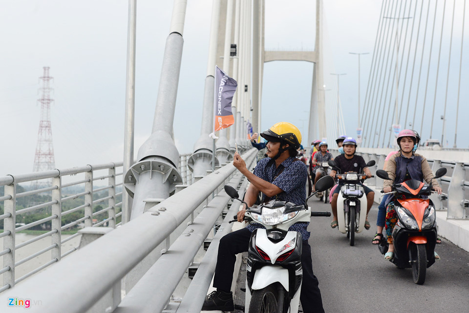 Sau khoảng hơn 1 giờ đông đúc xe cộ, người tham quan qua lại, nhiều người dừng đỗ ngay trên cầu Cao Lãnh mới khánh thành, tranh thủ ghi hình lưu niệm.