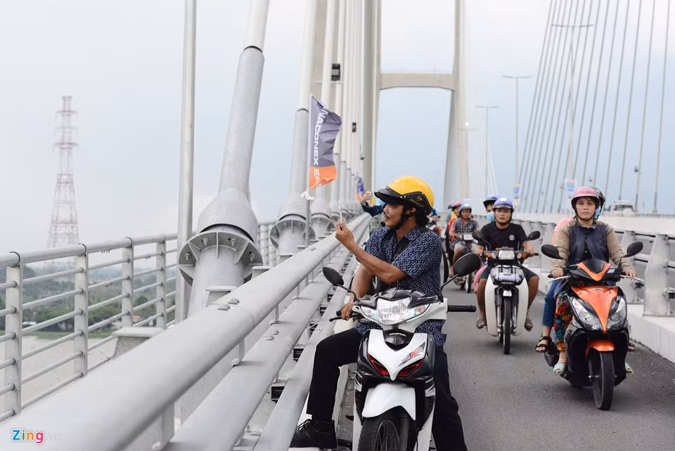 Sau khoảng hơn 1 giờ đông đúc xe cộ, người tham quan qua lại, nhiều người dừng đỗ ngay trên cầu Cao Lãnh mới khánh thành, tranh thủ ghi hình lưu niệm.